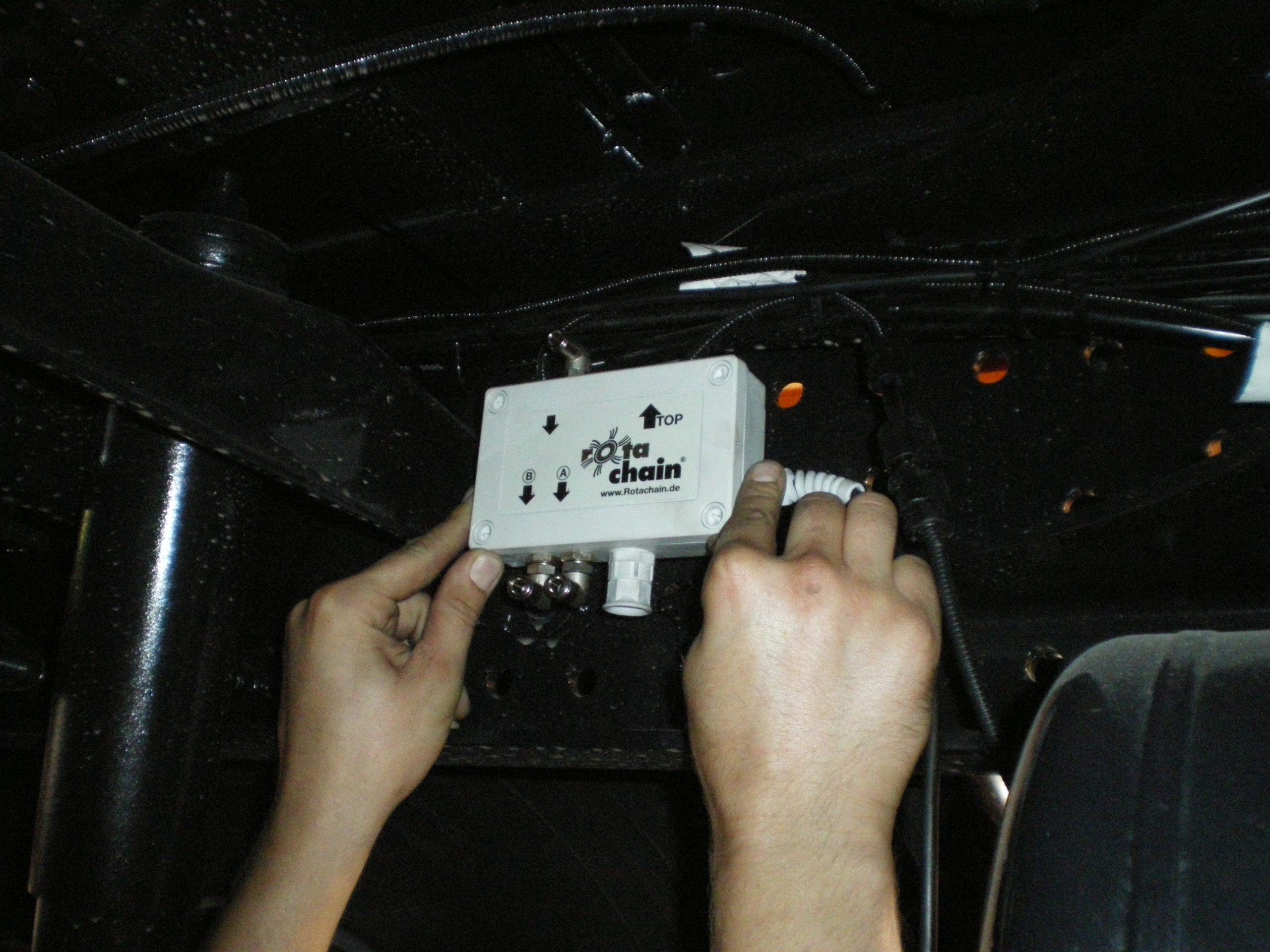 Anbringen des Steuerventils am Längsträger